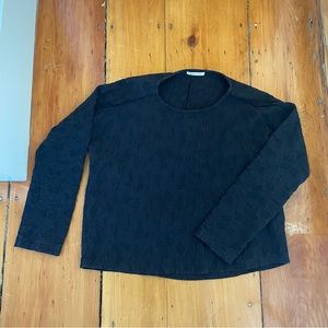 Black crane crew neck pullover top. In great condition.